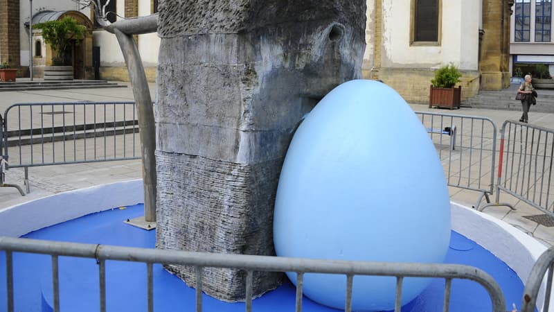 En juillet 2014, le nouvellement élu Fabien Engelmann, maire Front national d'Hayange, en Moselle, c'était fait remarquer en repeignant tout en bleu une sculpture sans demander l'avis à l'artiste. Ce dernier, Alain Mila, a finalement décidé de porter plainte.