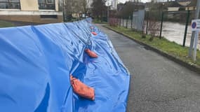 Un barrage anti-inondation installé le long de la Sarthe à Alençon, près du centre hospitalier, lundi 27 janvier 2025.