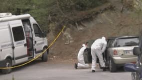 Les enquêteurs, à la recherche d'indices, passent au peigne fin le véhicule volé, conduit par le suspect