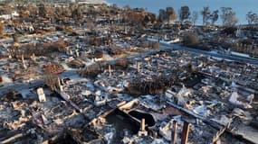 Une vue aérienne montre des maisons détruites dans l'incendie de Palisades le 27 janvier 2025, en Californie.