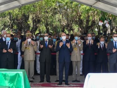 Une photo fournie par la présidence algérienne montre le président Abdelmajid Tebboune durant les prières à la cérémonie d'enterrement des restes des 24 combattants anticoloniaux remis par la France, à Alger le 5 juillet 2020