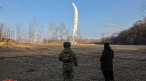 Kim Jong-un assiste à un tir de missile de croisière en Corée du Nord le 25 janvier 2025