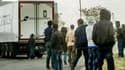 Des migrants attendant de pouvoir monter à bord d'un camion, à Calais (photo prise le 24 septembre dernier)
