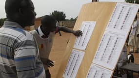 Devant un bureau de vote, à Bamako. Le gouvernement a annoncé que l'ancien Premier ministre malien, Ibrahim Boubacar Keïta, était arrivé en tête de l'élection présidentielle du 28 juillet mais qu'il devrait affronter l'ex-ministre des Finances Soumaïla Ci