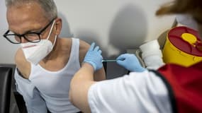 Ralf Scharf, employé d'un groupe de chimie, se fait vaccciner contre le Covid-19 sur son lieu de travail, le 19 mai 2021 à Hanau, en Allemagne (photo d'illustration)