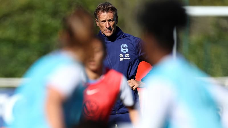 Hervé Renard lors de sa première séance d'entraînement avec l'équipe de France féminine, le 3 avril 2023.