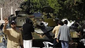 Des rebelles rassemblés autour d'un char utilisé par des soldats de l'armée libyenne ayant fait défection, dans le centre de Zaouïah, samedi. Les insurgés libyens disent avoir repoussé dimanche un nouvel assaut des forces fidèles à Mouammar Kadhafi sur le
