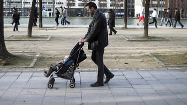 Un père et son enfant en 2013 à Paris. (photo d'illustration)