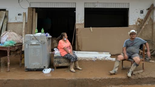 Des habitants de Mocoa devant leur maison dévastée par une coulée de boue, le 2 avril 2017 en Colombie