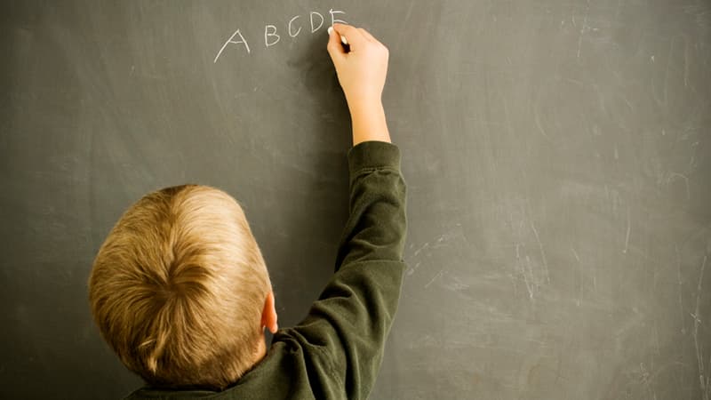 Le petit garçon s'est probablement endormi dans le bus scolaire.