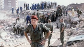 Le général François Cann, commandant du contingent français de la force multinationale au Liban, devant des sauveteurs cherchant des survivants à l'attentat du Drakkar, le 25 octobre 1983.