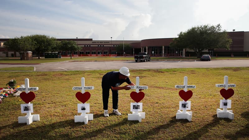 Mémorial devant le lycée de Santa Fe, théâtre de la fusillade. 