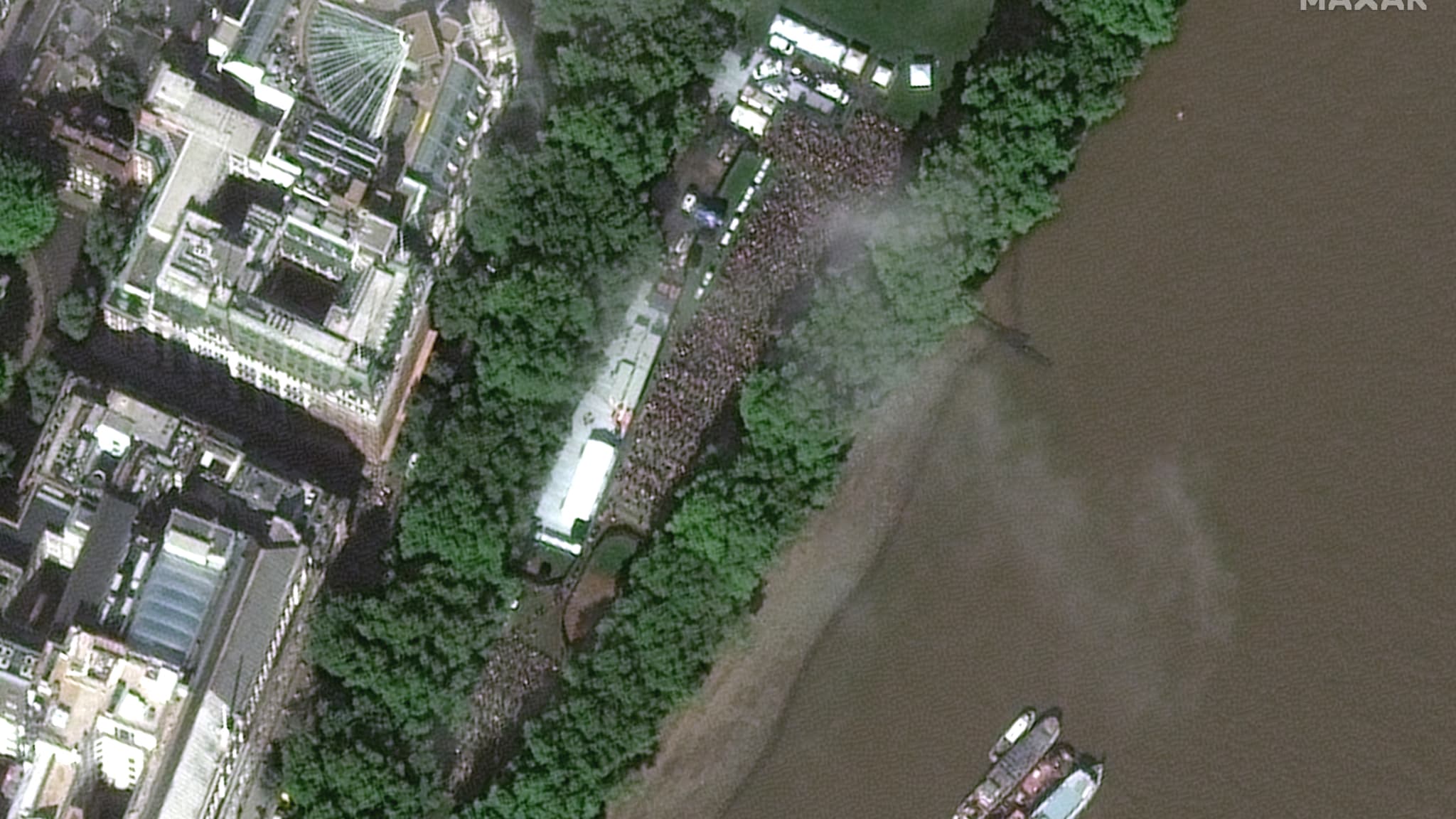 Des images satellites montrent la file d'attente qui s'étend sur plusieurs kilomètres dans Londres pour entrer à Westminster Hall, où repose le cercueil d'Elizabeth II.