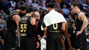L'entraîneur Vassilis Spanoulis avec ses joueurs lors du match Real Madrid-Monaco (90-78, Euroleague), le 22 janvier 2026