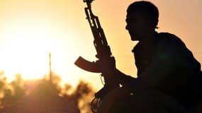 Un combattant kurde près de Raqqa, en Syrie