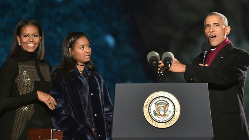 Sasha Obama au milieu de ses parents lors de l'illumination de l'arbre de Noël de la Maison Blanche le 1er décembre 2016