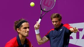 Pierre-Hugues Herbert (g) et Nicolas Mahut lors du tournoi du Queen's, à Londres, le 16 juin 2021