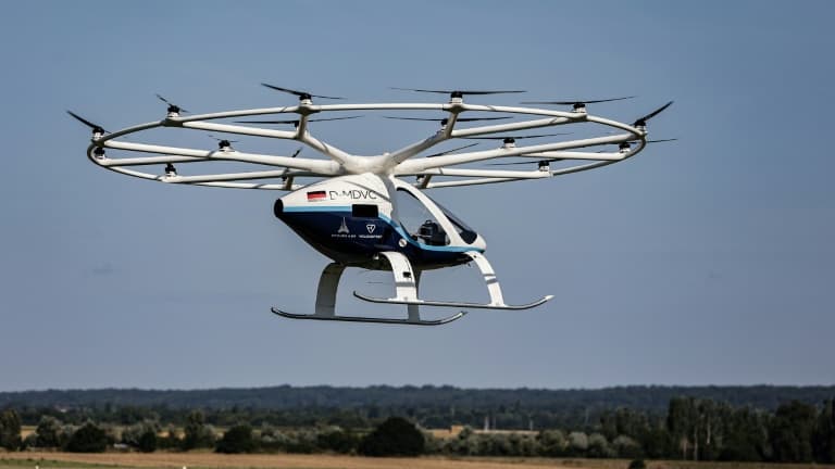 Un Volocopter lors d'un essai à l'aérodrome de Saint-Cyr-l'École dans les Yvelines le 8 août 2024
