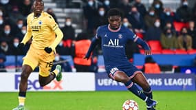 Eric Junior Dina Ebimbe lors de PSG-Bruges