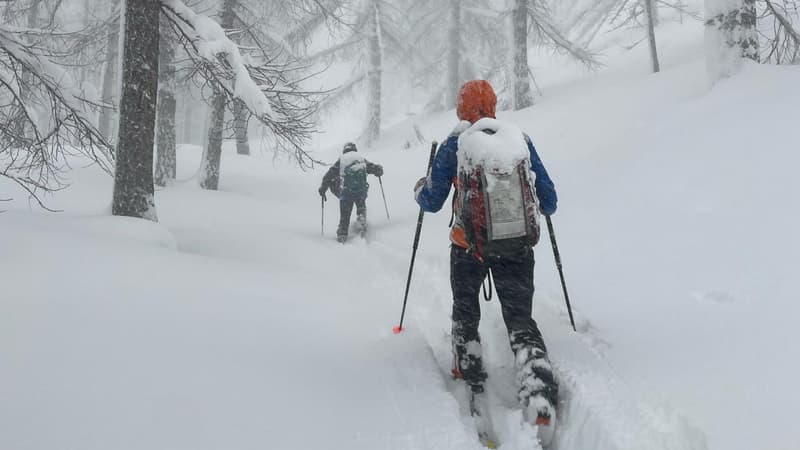 Des jeunes sous la neige après avoir été bloqués dans  un refuge à Allos