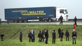 Chaque jour, des dizaines de migrants tentent d'entrer au Royaume-Uni en se cachant dans des camions.