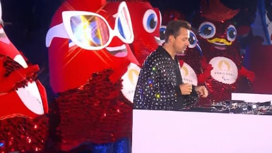 Le DJ Martin Solveig lors de la fête à l'Arc de Triomphe après la "Parade des champions" des JO 2024, avec les Phryges, 14 septembre 2024