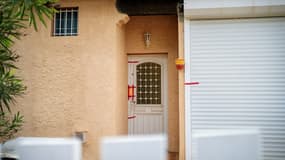 Des scellés placés sur la porte d'une maison où un adolescent de 14 ans, appelé Emilio, a été retrouvé mort, le 25 octobre 2024 à Alénya, dans les Pyrénées-Orientales
