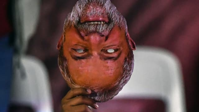 Un masque représentant lancien président Lula
