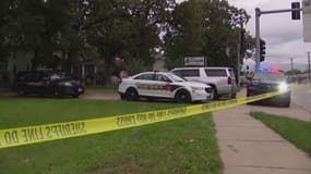 Cordon de police autour du domicile où a eu lieu l'attaque d'un enfant de 6 ans, le 15 octobre 2023, près de Chicago, dans l'Illinois