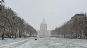 L'esplanade des Invalides, à Paris, sous la neige le 5 janvier 2026