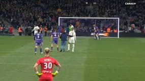 Un spectateur demande son maillot à Mbappé
