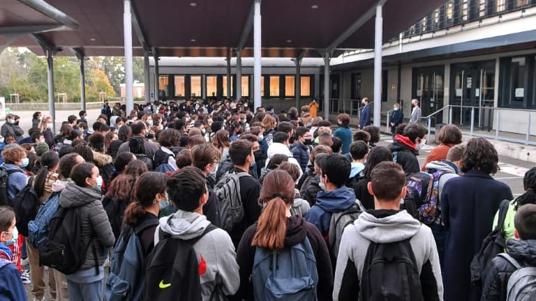 Des élèves et professeurs rassemblés dans la cour du collège Les Battières pour rendre hommage au professeur Samuel Paty, un an après sa mort, le 15 octobre 2021 à Lyon.