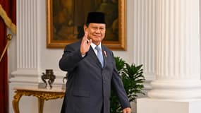 Le président indonésien Prabowo Subianto salue les journalistes avant de recevoir ses invités d'État au palais présidentiel de Jakarta, le 21 octobre 2024.