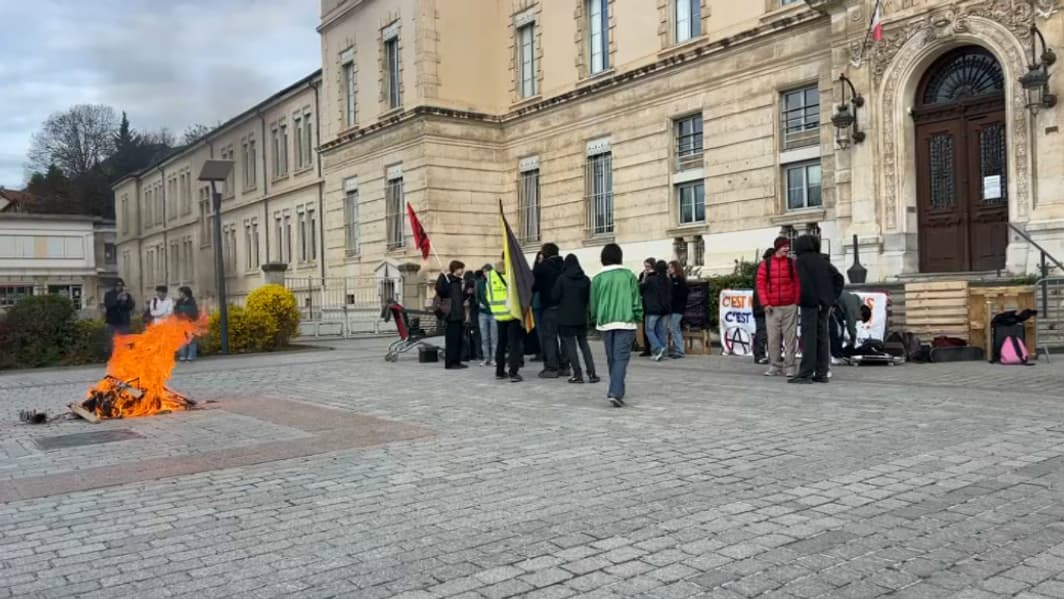 Les lycéens ont manifesté devant l'établissement, sans toutefois en bloquer l'accès. Les lycéens ont manifesté devant l'établissement, sans toutefois en bloquer l'accès.