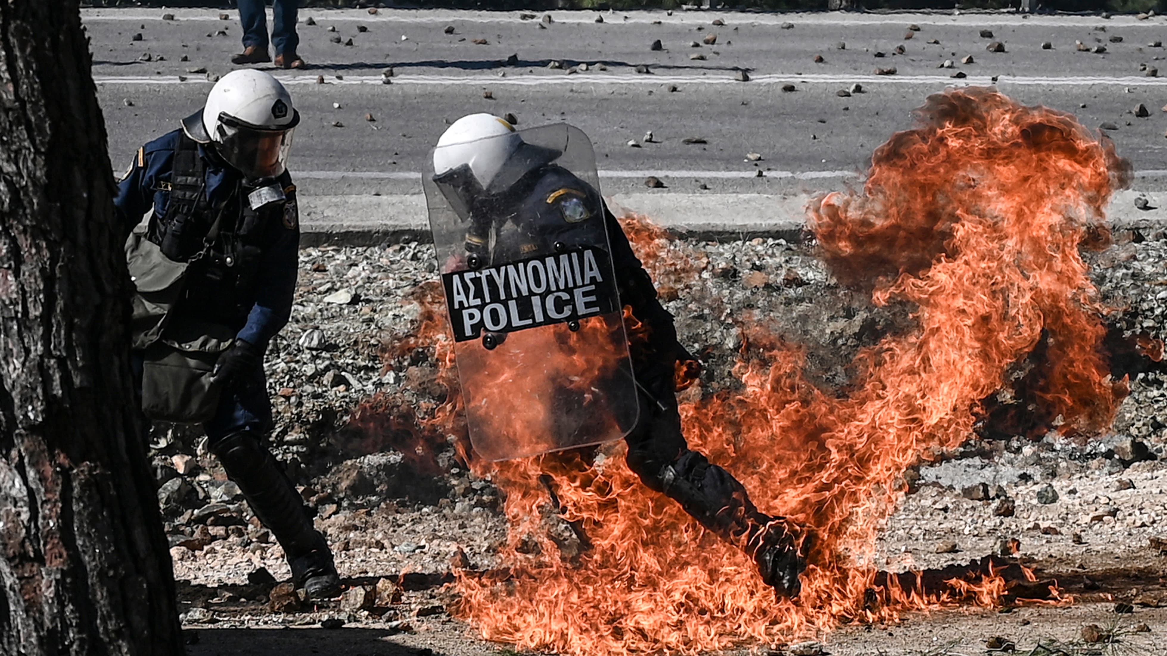 Les policiers grecs font face aux émeutes anti-migrants, le 26 février (MANTAMÁDOS, GRÈCE) Les policiers grecs font face aux émeutes anti-migrants, le 26 février (MANTAMÁDOS, GRÈCE)