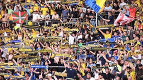 Des supporters sochaliens au stade Charléty lors du match de barrages entre le Pris FC et Sochaux, le 17 mai 2022.