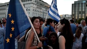 Des milliers de Grecs ont manifesté leur attachement à l'Europe ce jeudi soir