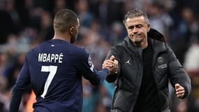 L'entraîneur du PSG Luis Enrique avec Kylian Mbappé face à Newcastle