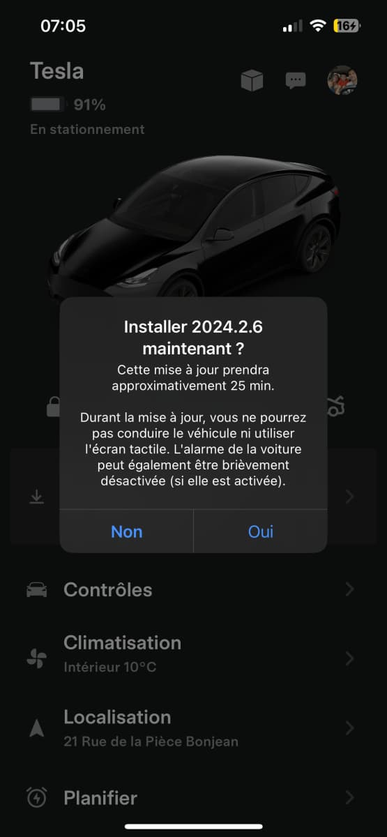 Un exemple de message avant de lancer une mise à jour d'une Tesla via l'application mobile.