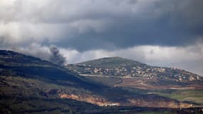 De la fumée s'échappant d'un site situé entre les villages libanais d'Aadaisse et de Markaba lors d'un bombardement israélien, le 19 février 2024.