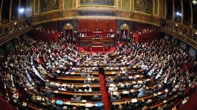 Les deux chambres du parlement réunies à Versailles en juin 2009. Un Congrès sera convoqué avant l'été pour voter l'inscription dans la Constitution d'une "régle d'or" sur l'équilibre des finances publiques. /Photo d'archives/REUTERS/Éric Feferberg/Pool