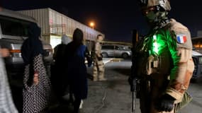 Photographie fournie par l'Etat-major des Armées français le 24 août 2021 montrant un soldat français surveillant une évacuation à l'aéroport de Kaboul 