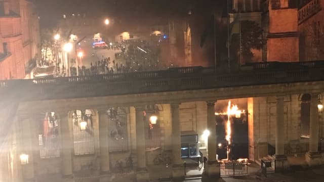 L'entrée de la mairie de Bordeaux incendiée, le 23 mars 2023.
