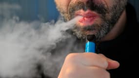 Un homme fume une cigarette électronique jetable à Bruxelles le 12 décembre 2024.