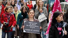 Manifestation à Paris pour protester contre l'abrogation vendredi de la loi réprimant le harcèlement sexuel. Des féministes ont porté plainte samedi contre le Conseil constitutionnel qui estimé que cette loi était contraire à la Constitution car elle viol