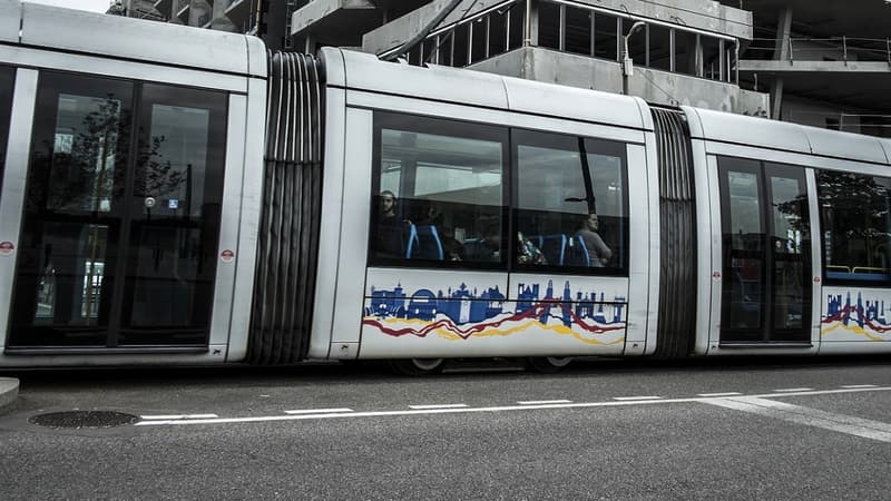 Un tram lyonnais traverse le quartier de la Confluence en 2014 (PHOTO D'ILLUSTRATION).