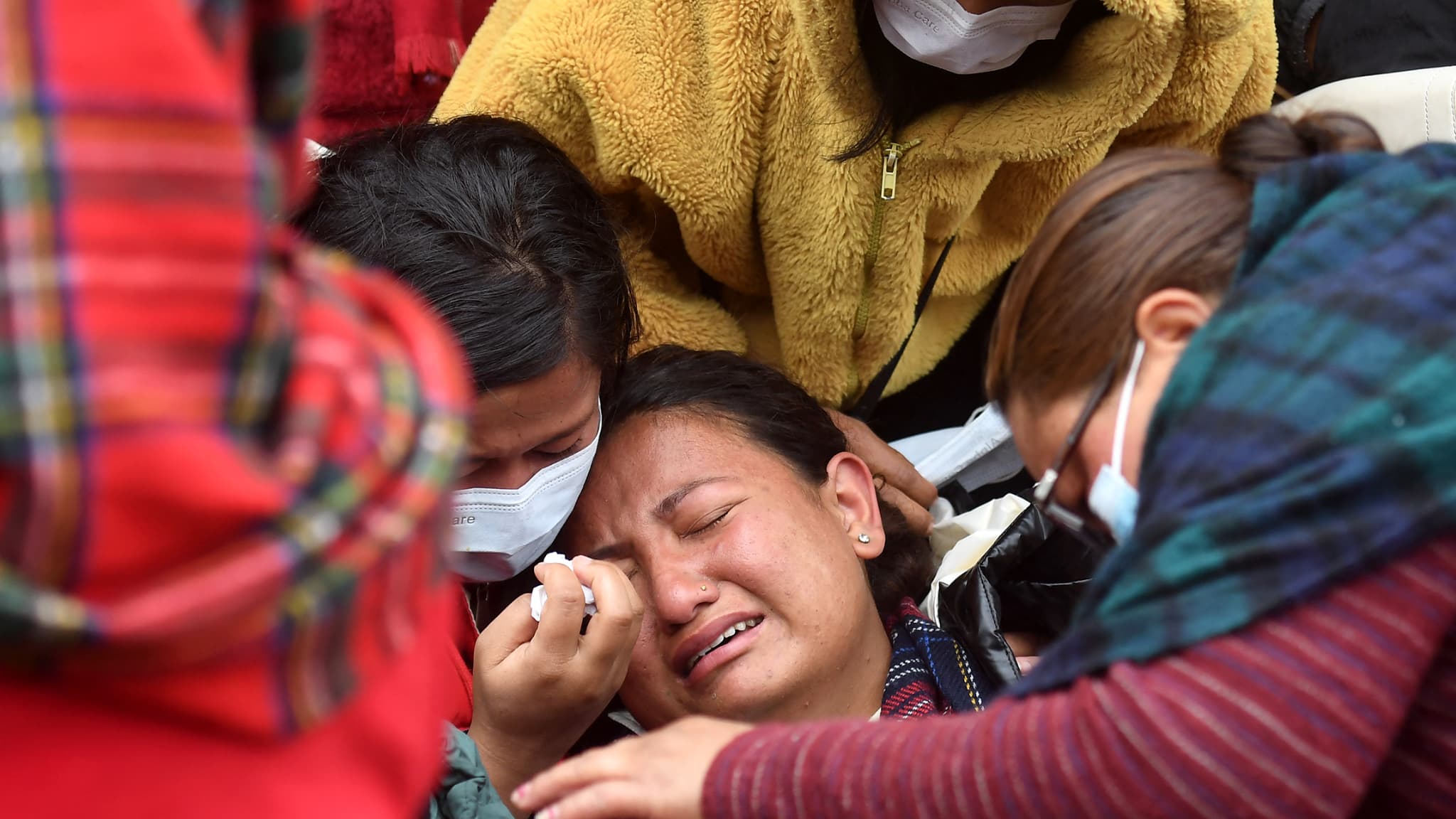 Le désespoir des proches des passagers du vol de la Yeti Airlines victime d'un crash devant un hôpital de Pokhara au Népal, le 16 janvier 2023