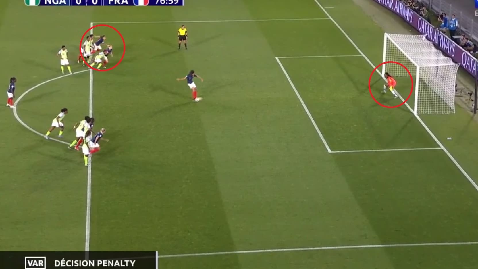 Deux Françaises dans la surface au moment du penalty Deux Françaises dans la surface au moment du penalty