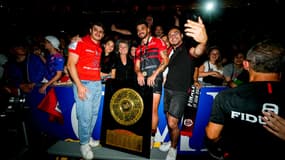 Romain Ntamack pose avec ses proches, dont sa petite amie Lisa Lopez (deuxième en partant de la gauche), après le titre du Stade Toulousain en Top 14, le 17 juin 2023