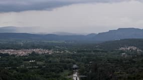 La pluie tombe sur des collines au loin lors d'un orage près du Muy, dans le sud de la France, le 12 juin 2023.